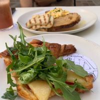 Croissant con tomate, provolone y rucula at Federal Cafe in Valencia