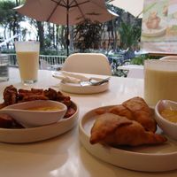 Bahji (left) & Samosa (right). Both 🤤, but Samosa has my preference 😁!  at Naan in Mexico City