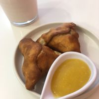 Guava lassi and aloo matar samosa  at Naan in Mexico City