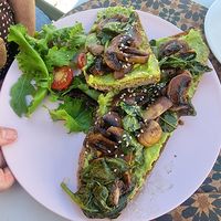 Tosta de abacate esmagado e cogumelos grelhados at Figo de Pita in Olhao