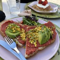 Veganes Brot mit Humus und Avocado  at Figo de Pita in Olhao
