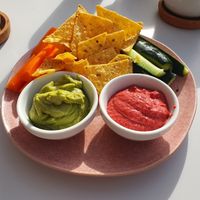 Starter beetroot hummus, avocado and veggies with crisps at Figo de Pita in Olhao