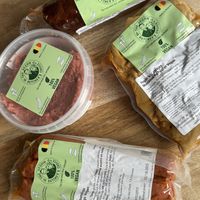 Américain préparé, hot dog, saucisson au poivre, et poulet végétalien   at The Vegan Butcher's Choice in Brussels