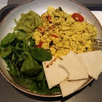 Yummy tofu scramble with pesto, pita and salad 🐈 at «5+2» in Moscow