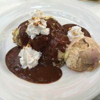 Sponge cake with toffee ice cream at Napfényes Restaurant & Confectionery in Budapest
