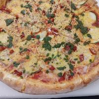 Mediterranean pizza with pesto at Napfényes Restaurant & Confectionery in Budapest