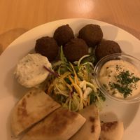 Een falafel schotel met humus en pitta   at Napfényes Restaurant & Confectionery in Budapest
