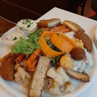 Plato para dos. (Incluye tofu, falafel, seitan, ensaladilla rusa, arroz salteado, vegetales, ensalada de patatas agridulce, queso rebozado y salsas) at Napfényes Restaurant & Confectionery in Budapest