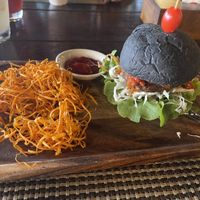 Veganer Burger mit Süßkartoffeln  at Alchemy in Koh Samui