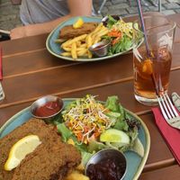 Schnitzel mit Pommes, Preiselbeeren und Salat  at Bodhi in Ulm