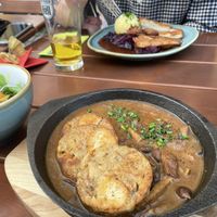 Hinten Entenbraten mit Kartoffelknödel und vorne Waldpilzragout mit Geschnetzeltem und Serviettenknödel  at Bodhi in Ulm