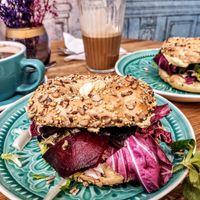 Bagel mit Hummus und Roter Beete at Caffe Przy Ulicy in Lodz