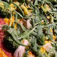 Brokkoli, Zwiebeln, Pesto, Ruccola - und dir legendäre Mandelmus-Kurkuma-Soja Creme at Roots meets Pizzabox in Detmold