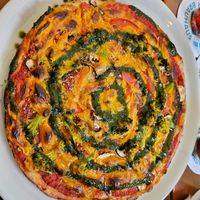 Eigenkreation mit Brokkoli, Pilzen, Tomaten, Pesto und Mandelmus-Kurkuma-Soße at Roots meets Pizzabox in Detmold