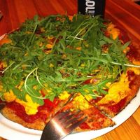 Hanfteigpizza mit Rucola und veganem Käseersatz at Roots meets Pizzabox in Detmold