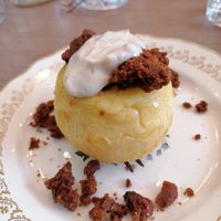 Pomme au four, crumble de speculos et yaourt infusé à la rose. ✨ at Mauvaise Graine in Angers