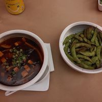 Une savoureuse soupe aigre piquante et des étonnants édamames bien assaisonnés.  at Restaurant Wong in Quebec
