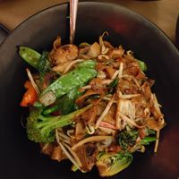 Les nouilles sa ho fun aux légumes. at Restaurant Wong in Quebec