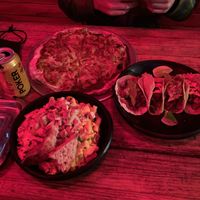Hawaiien Pizza, Mac & Cheese, and Tacos at Café León in Bogota
