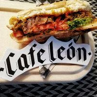 Sammy, la nueva. Croqueta de lenteja, pimentón y zanahoria 😌 #cuarentena at Café León in Bogota