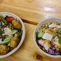 Salad bowl with falafel and noodle bowl with tofu at Caspars in Aalborg