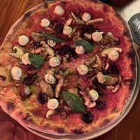 Pizza olivas shitake y alcachofas  at Blu Bar in Barcelona