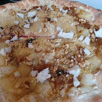 Pizza de queso y pera at Blu Bar in Barcelona