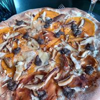 Pizza de shitake y calabaza at Blu Bar in Barcelona