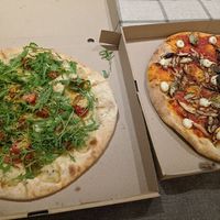 Links mit scharfer "Wurst" Rechts mit Artischocken Oliven und Champignons at Blu Bar in Barcelona