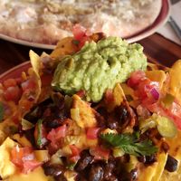 "Nachos & Guacamole" y la pizza "Cheese Lovers" at Blu Bar in Barcelona