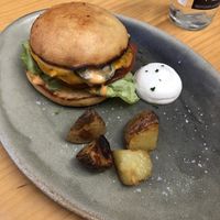 Hamburguesa vegetal: muy buena la combinación de ingredientes y sabores. El tamaño de la hamburguesa era pequeño. La ración de patatas también era pequeña, nos sirvieron 4 tr at Blu Bar in Barcelona
