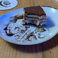 Delicioso tiramisú at Blu Bar in Barcelona