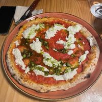 Pizza con pesto de pistacho  at Blu Bar in Barcelona