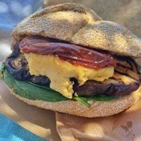 Bread with hummus at Dulce de Leche - Boutique San Vicente in Valencia