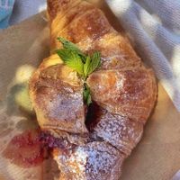 Croissant with raspberry at Dulce de Leche - Boutique San Vicente in Valencia