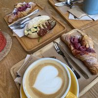 Oatmilk coffee (in the back non vegan chocolate milk) at Dulce de Leche - Boutique San Vicente in Valencia