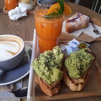 Avocado menu at 9.50 EUR croissant 3 EUR at Dulce de Leche - Boutique San Vicente in Valencia