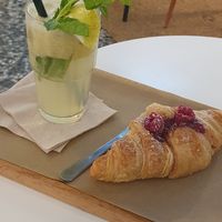 Vegan croissant with raspberry and zumo mix 5 (seasonal fruits) at Dulce de Leche - Boutique Ruzafa in Valencia