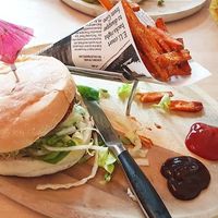 Burger "Santaco de Chili" mit Süßkartoffelpommes at Poppins  in Minden