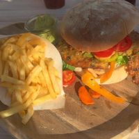 Bul Gurstavo mit Pommes und Guacamole at Poppins  in Minden