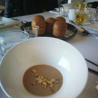 Soepje met brioche bij vegan high tea at Viola's Patisserie in Eindhoven