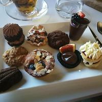 9 zoetigheden per persoon bij vegan high tea at Viola's Patisserie in Eindhoven