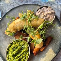 Banana blossom 'fish'; chips, crushed peas & tasty tartare😋👌🌱 at Beck Hall in Malham