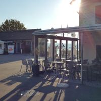 Outdoor seating and lake view at Schützenhaus in Staefa