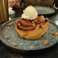 Cinnamon scroll and ice cream at BaganHood 蔬食餐酒館 in Taipei