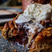 Cinnamon roll with ice cream at BaganHood 蔬食餐酒館 in Taipei