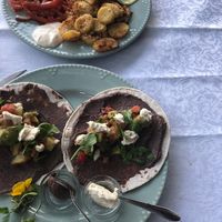 Hamburguesa vegetariana (arriba) tacos veganos (abajo) at Galeria Bar Santa Clara in Coimbra