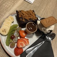 Vegan Brownie Speculaas Supreme (55% choc) 8,90€
extra fruit 2,50€  at Quetzal in Antwerpen