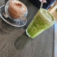 Heißer Cashew Kakao mit Sahne & grüner Smoothie at Monkey Mind in Berlin