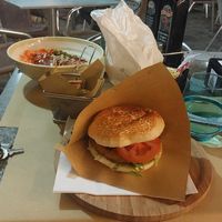 Vegan burger patatine e vegan pokè at L'Hambuergeria in Lacona